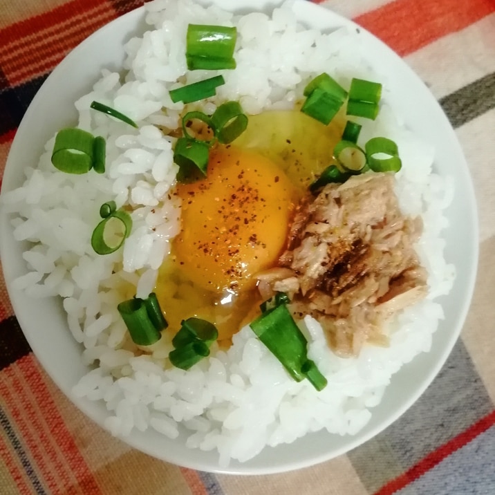 ツナとネギとごま油つゆ卵かけご飯